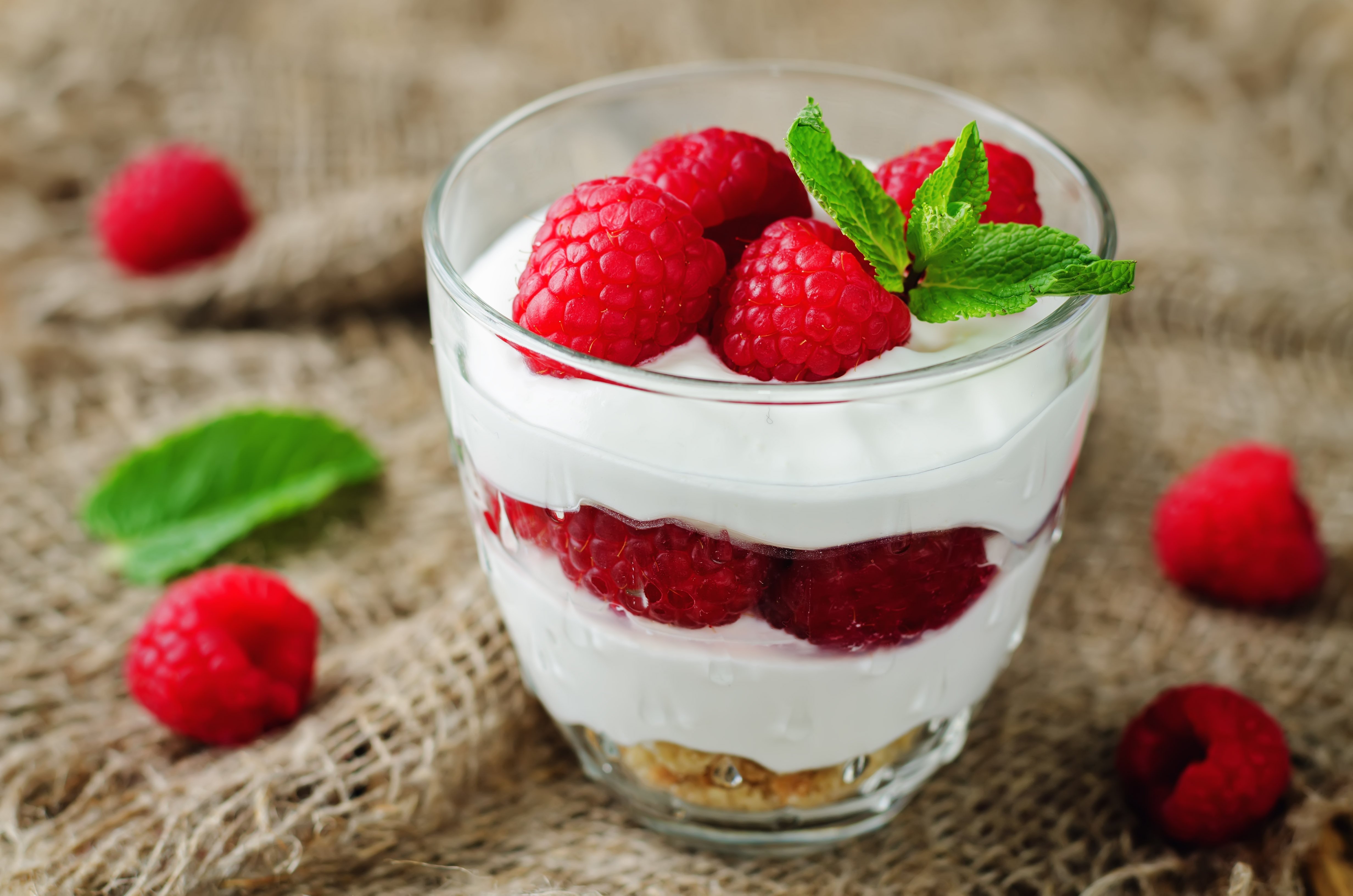 raspberry-greek-yogurt-parfait-ZEDGQWT