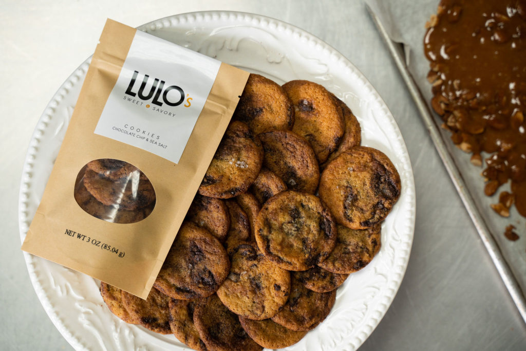 Las galletas de chocolate chip y sal marina de Lulo’s Sweet & Savory, y el toffee asomándose por el lado.
