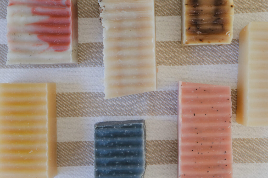 Variedad de barras de jabón con sus distintos colores